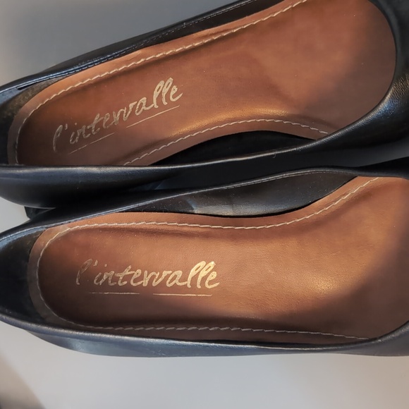 L'intervalle Black Pointed Toe Leather Pumps, Size 6 - Picture 3 of 5